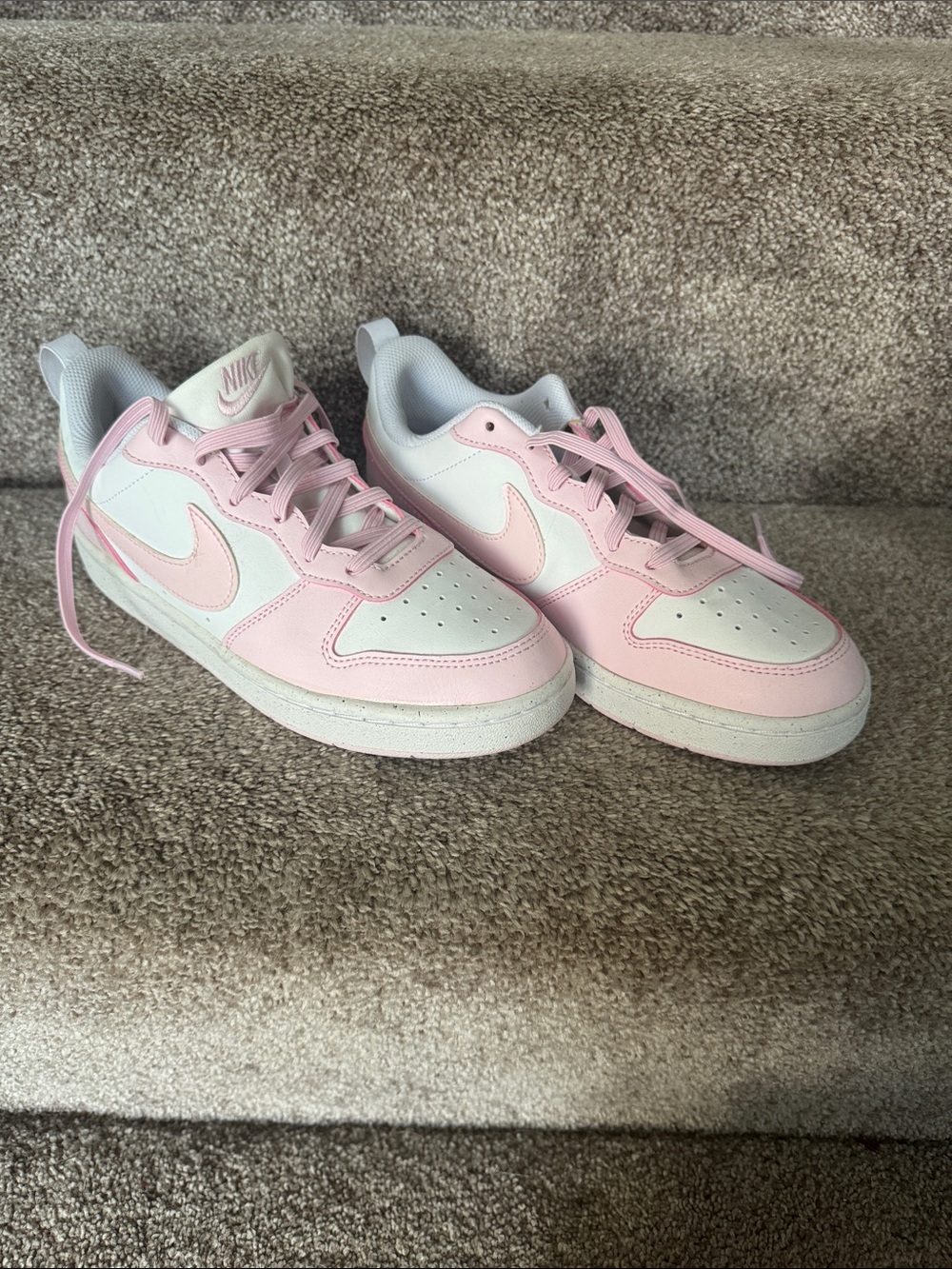 Nike Kids Low-Top Sneakers in Pink and White